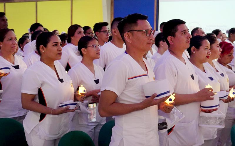 Se desarrolló ceremonia de Imposición de Cofias e Insignias a estudiantes de enfermería