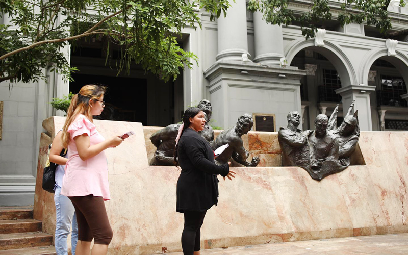 Estudiantes de Turismo recorren la Plaza de la Administración