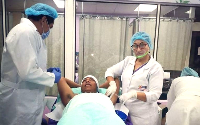 Estudiantes del grupo TPE01 de la carrera Tecnología Superior en Tricología y Cosmiatría