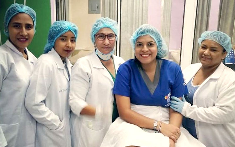 Estudiantes del grupo TPE01 de la carrera Tecnología Superior en Tricología y Cosmiatría