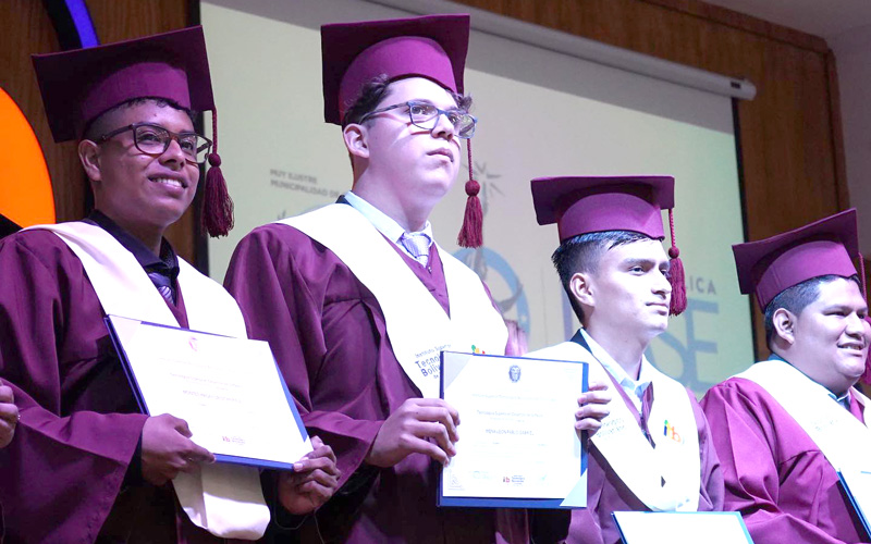 97 nuevos técnicos y tecnólogos se incorporaron en ITB
