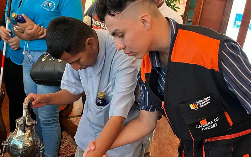 Estudiantes de Turismo guían a personas con discapacidad visual