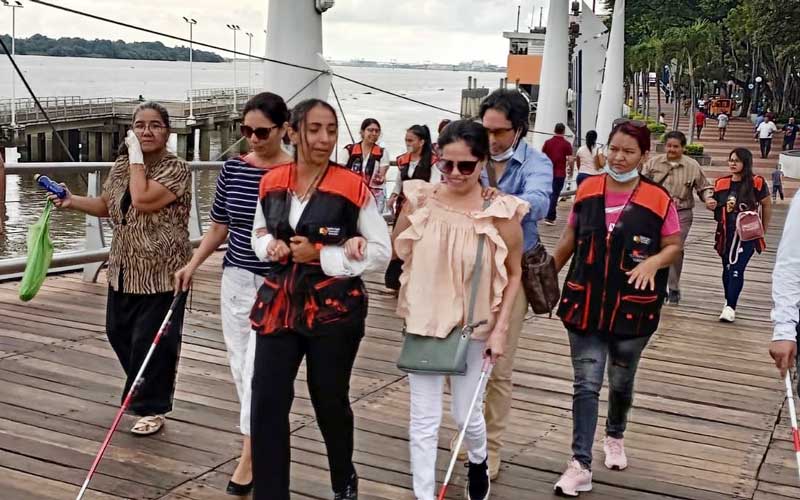 Estudiantes de Turismo guían a personas con discapacidad visual