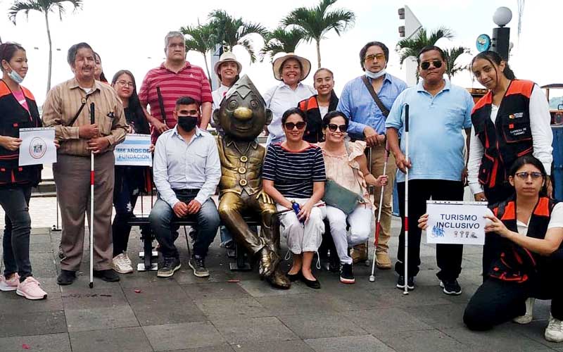 Estudiantes de Turismo guían a personas con discapacidad visual