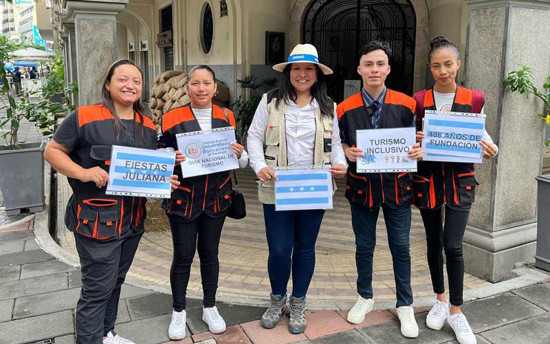 Estudiantes de Turismo guían a personas con discapacidad visual