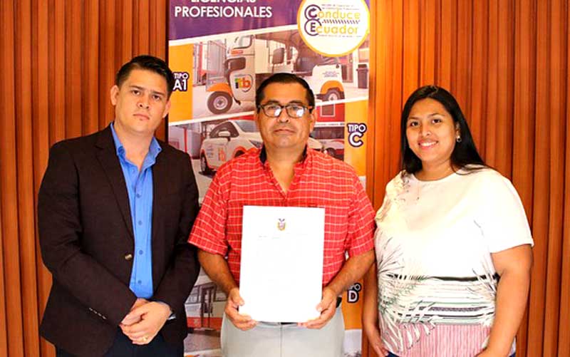 ITB y Prefectura del Guayas se unen para entregar 3 becas completas