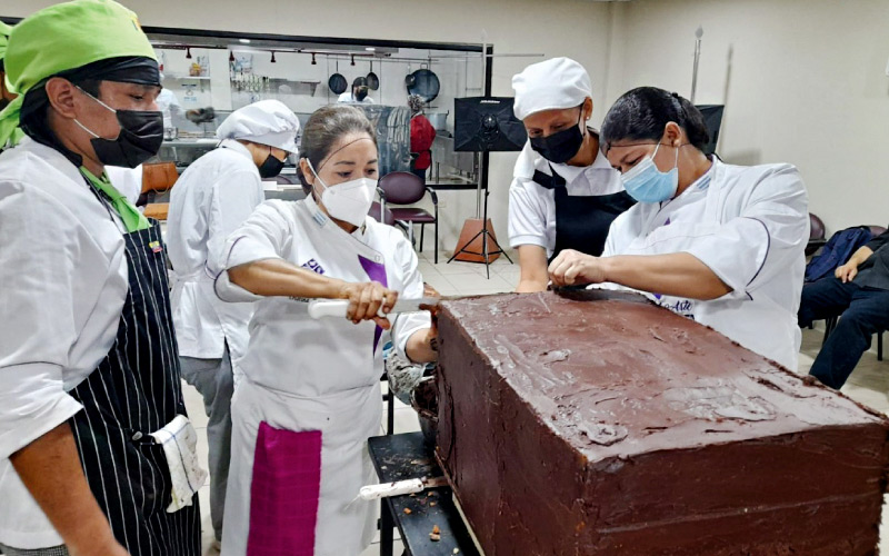 ¡Logramos realizar la torta navideña más grande de la ciudad! Estudiantes de la carrera Tecnología Superior en Gastronomía, junto a la Academia Pastel