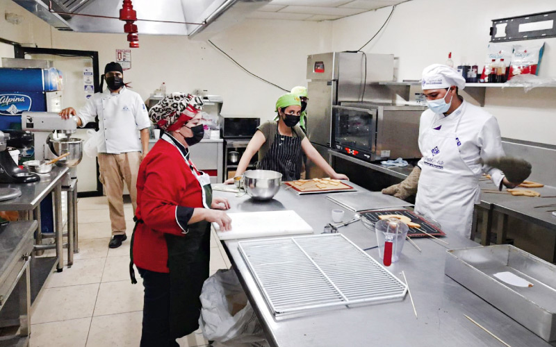 ¡Logramos realizar la torta navideña más grande de la ciudad! Estudiantes de la carrera Tecnología Superior en Gastronomía, junto a la Academia Pastel