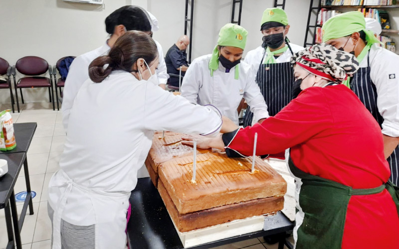 ¡Logramos realizar la torta navideña más grande de la ciudad! Estudiantes de la carrera Tecnología Superior en Gastronomía, junto a la Academia Pastel