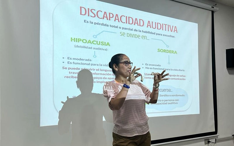 Personal administrativo y académico participan en charlas sobre inclusión social