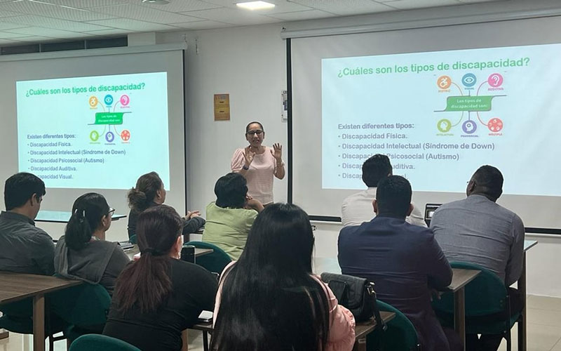 Personal administrativo y académico participan en charlas sobre inclusión social