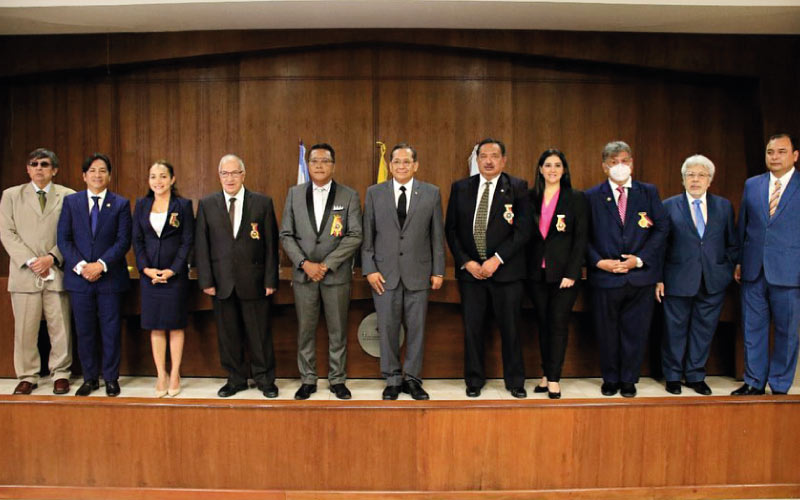 Reconocimiento a los médicos destacados por la Asamblea Nacional. Felicitaciones a la Dra. Rosangela Caicedo Quiroz