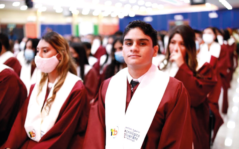 Ceremonia de graduación de los nuevos profesionales del Ecuador