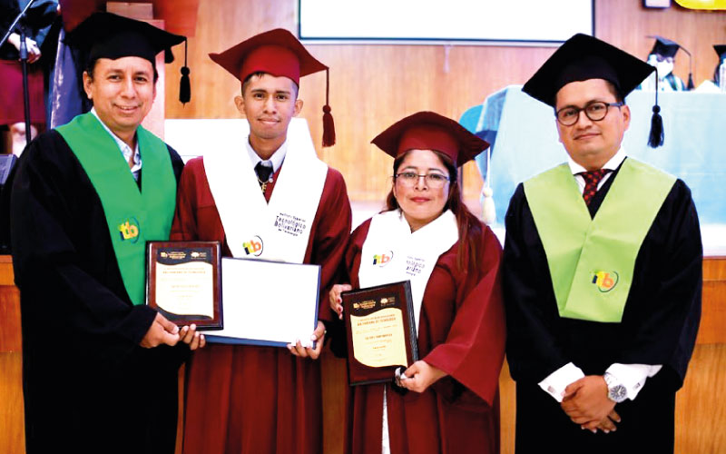 Ceremonia de graduación de los nuevos profesionales del Ecuador
