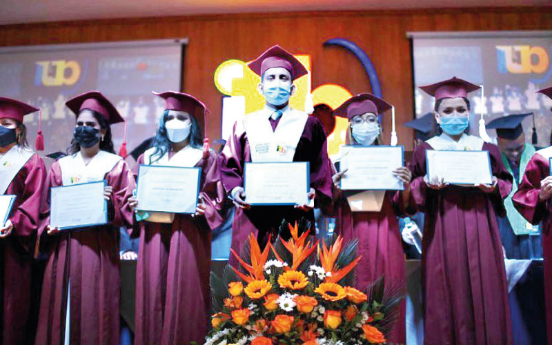 Ceremonia de graduación de los nuevos profesionales del Ecuador