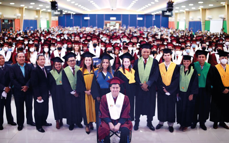Ceremonia de graduación de los nuevos profesionales del Ecuador