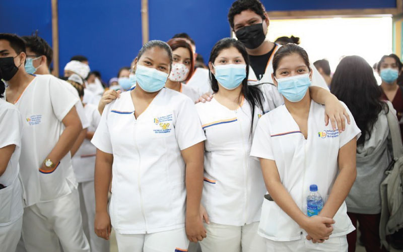 Estudiantes de las carreras de salud asisten a conversatorio importante sobre las consecuencias del dopaje en un deportista