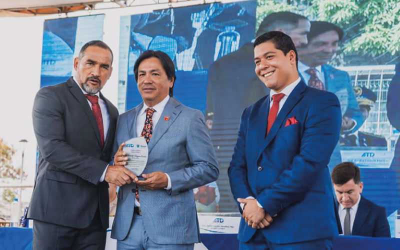 GOBIERNO AUTÓNOMO DE DURÁN PREMIA A RECTOR DE ITB