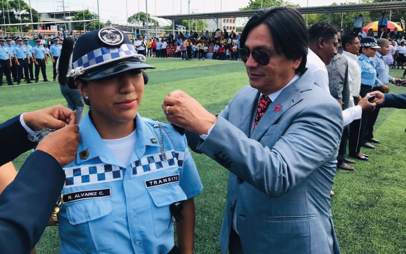 GOBIERNO AUTÓNOMO DE DURÁN PREMIA A RECTOR DE ITB