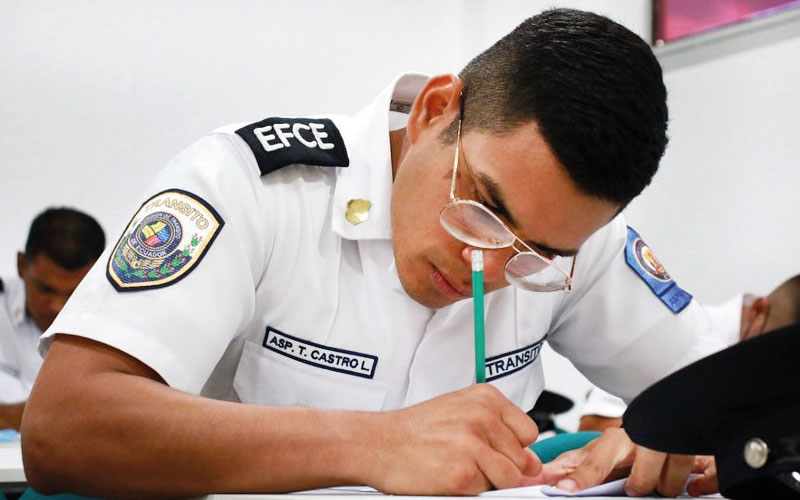 Más de 1000 estudiantes rindieron examen complexivo como parte final de su formación académica