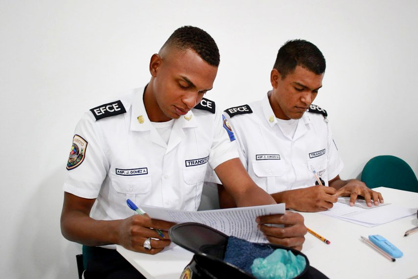 Más de 1000 estudiantes rindieron examen complexivo como parte final de su formación académica