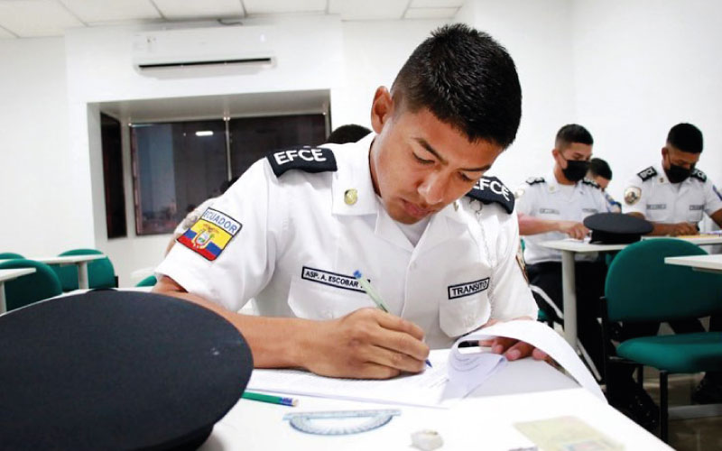 Más de 1000 estudiantes rindieron examen complexivo como parte final de su formación académica