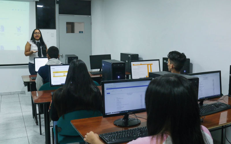 Estudiantes de la carrera Tecnología Superior en Contabilidad del Instituto Universitario Bolivariano de Tecnología