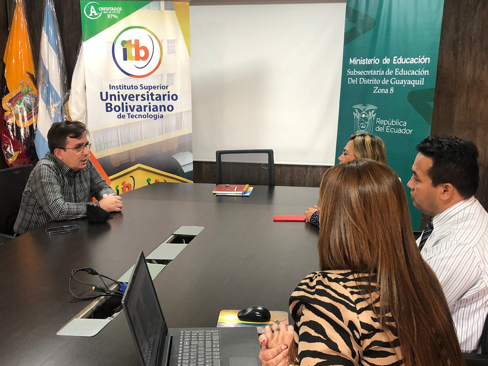 Autoridades del ITB se reúnen con Subsecretaria de Educación Zonal - 8