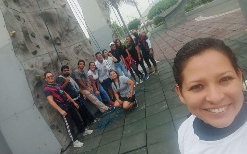 Estudiantes de la carrera Guía Nacional de Turismo realizaron simulación de escalada