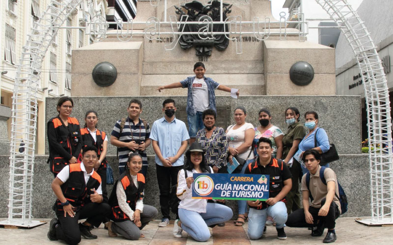 Estudiantes de la carrera Guía Nacional de Turismo orientaron a turistas y ciudadanos durante su recorrido por la ciudad