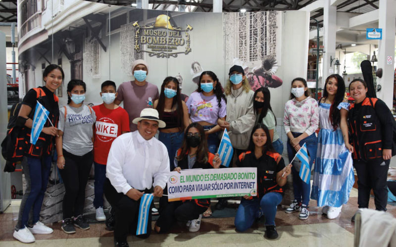 Estudiantes de la carrera Guía Nacional de Turismo orientaron a turistas y ciudadanos durante su recorrido por la ciudad