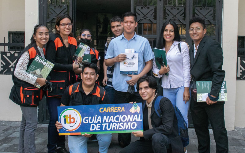 Estudiantes de la carrera Guía Nacional de Turismo orientaron a turistas y ciudadanos durante su recorrido por la ciudad