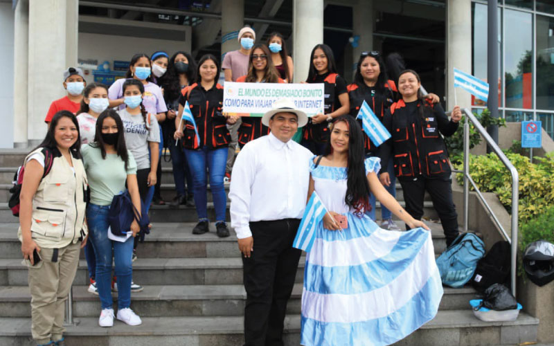 Estudiantes de la carrera Guía Nacional de Turismo orientaron a turistas y ciudadanos durante su recorrido por la ciudad