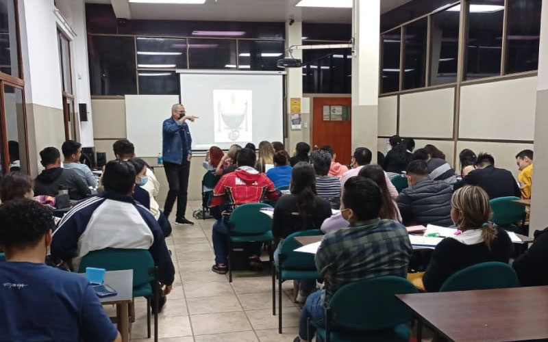El Lic. Ovel Hernández, coordinador de Vinculación con la Sociedad de la Facultad de Ciencias Empresariales y Sistemas (FACES) se encuentra socializan
