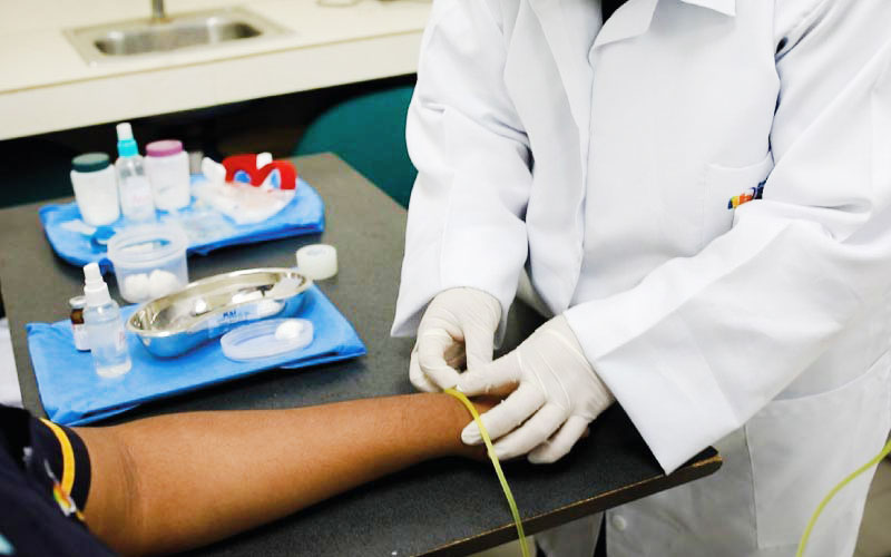 Estudiantes inician prácticas en la materia enfermería básica II