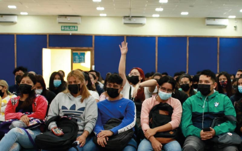 Estudiantes de la Facultad de Ciencias Empresariales y Sistemas