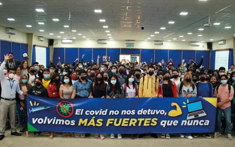 Estudiantes de la Facultad de Ciencias Empresariales y Sistemas