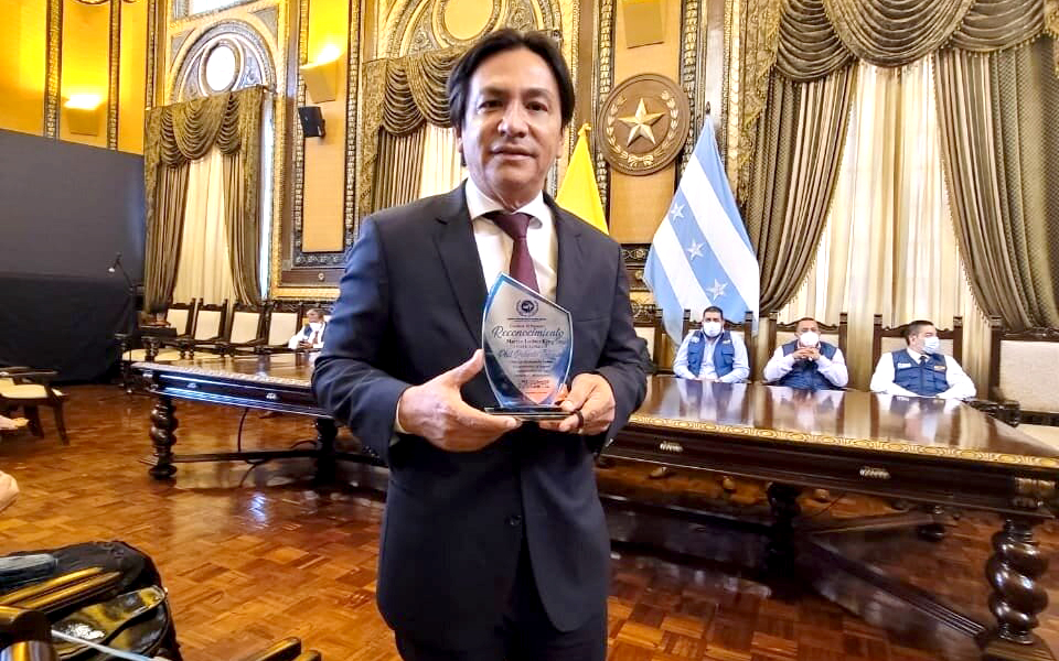 RECTOR DE ITB RECIBE RECONOCIMIENTO