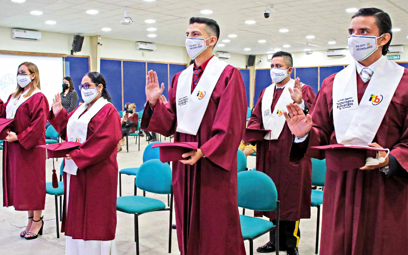 Graduados en la Carrera Planificación y Gestión de Transporte Terrestre