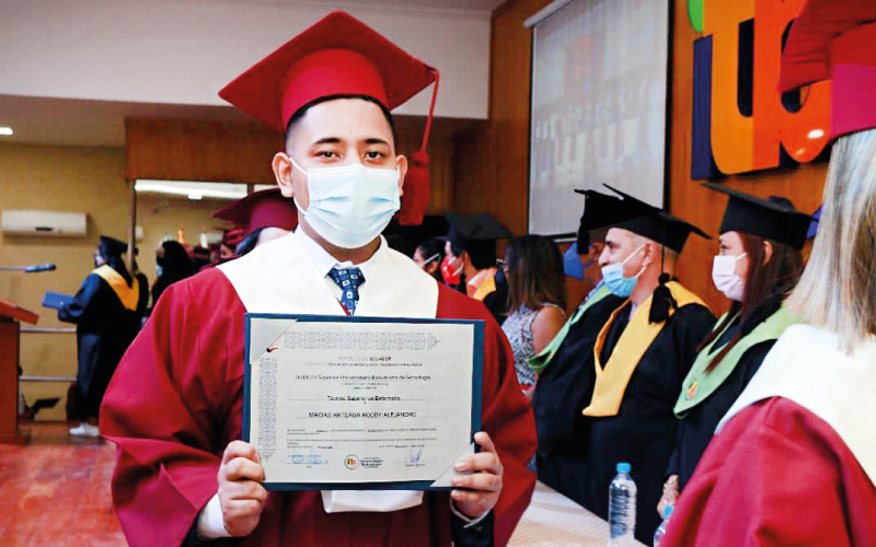 FELICIDADES GRADUADOS. Estudiantes de las carreras Técnico Superior en Enfermería, Tecnología Superior en Gerontología, Podología