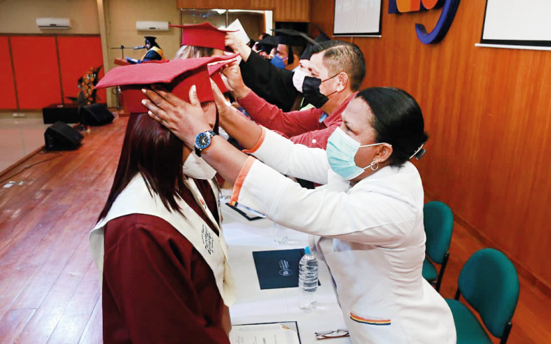 FELICIDADES GRADUADOS. Estudiantes de las carreras Técnico Superior en Enfermería, Tecnología Superior en Gerontología, Podología