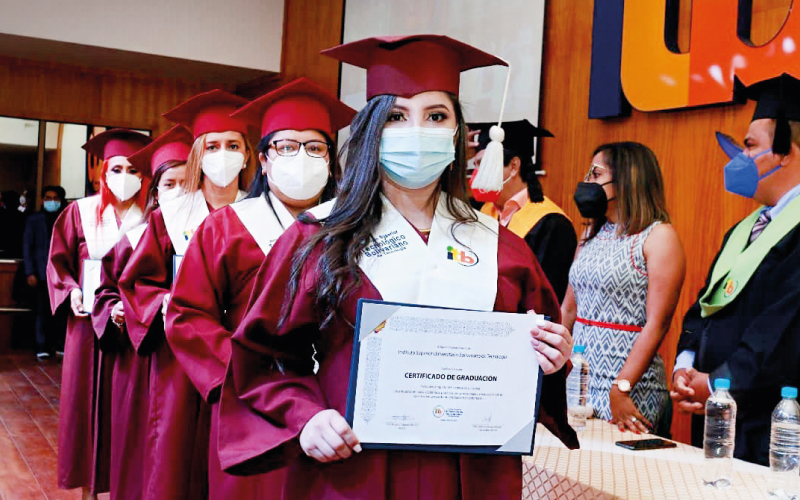 FELICIDADES GRADUADOS. Estudiantes de las carreras Técnico Superior en Enfermería, Tecnología Superior en Gerontología, Podología