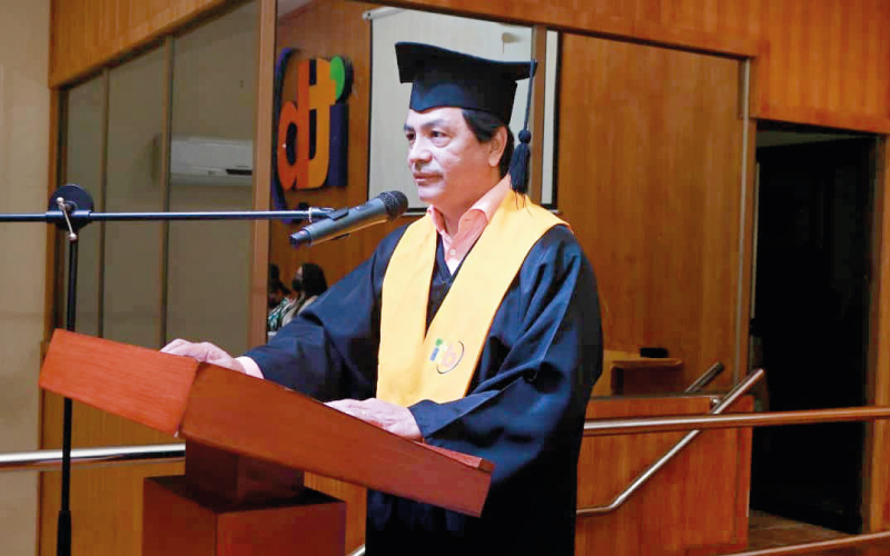 FELICIDADES GRADUADOS. Estudiantes de las carreras Técnico Superior en Enfermería, Tecnología Superior en Gerontología, Podología