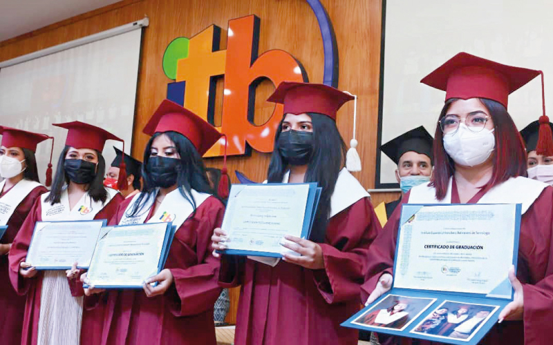 FELICIDADES GRADUADOS. Estudiantes de las carreras Técnico Superior en Enfermería, Tecnología Superior en Gerontología, Podología