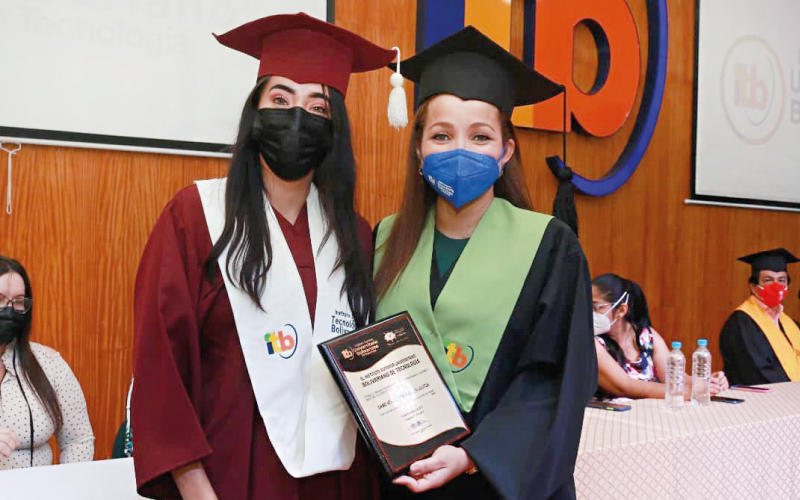 FELICIDADES GRADUADOS. Estudiantes de las carreras Técnico Superior en Enfermería, Tecnología Superior en Gerontología, Podología