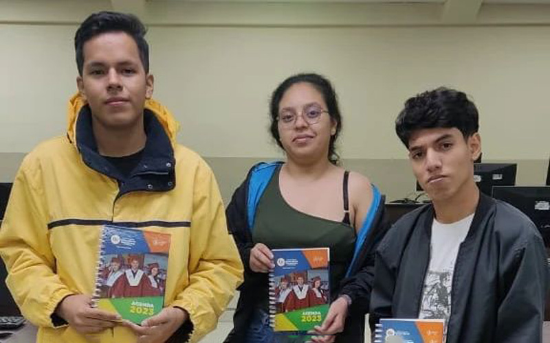 Los estudiantes de la carrera Tecnología Superior Universitaria en Desarrollo de Software del paralelo DUSS02 