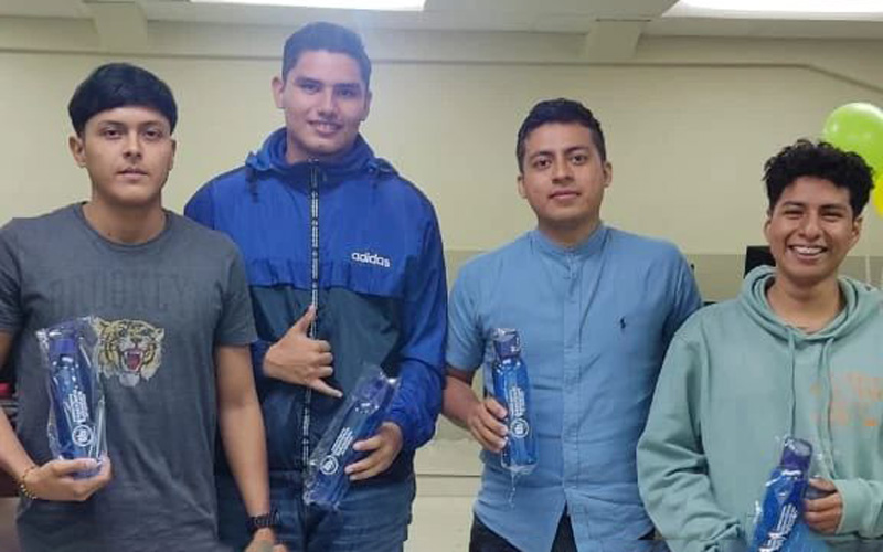 Los estudiantes de la carrera Tecnología Superior Universitaria en Desarrollo de Software del paralelo DUSS02 