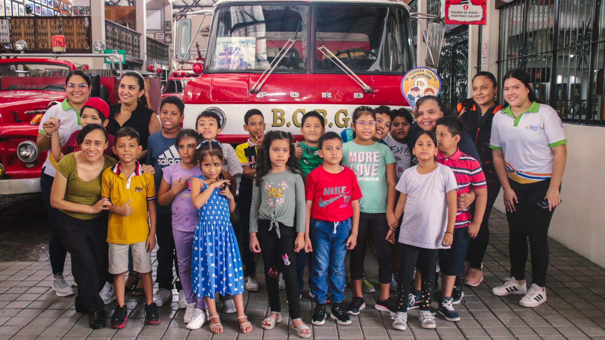 Estudiantes de Turismo guían a niños en su visita al Museo de los Bomberos