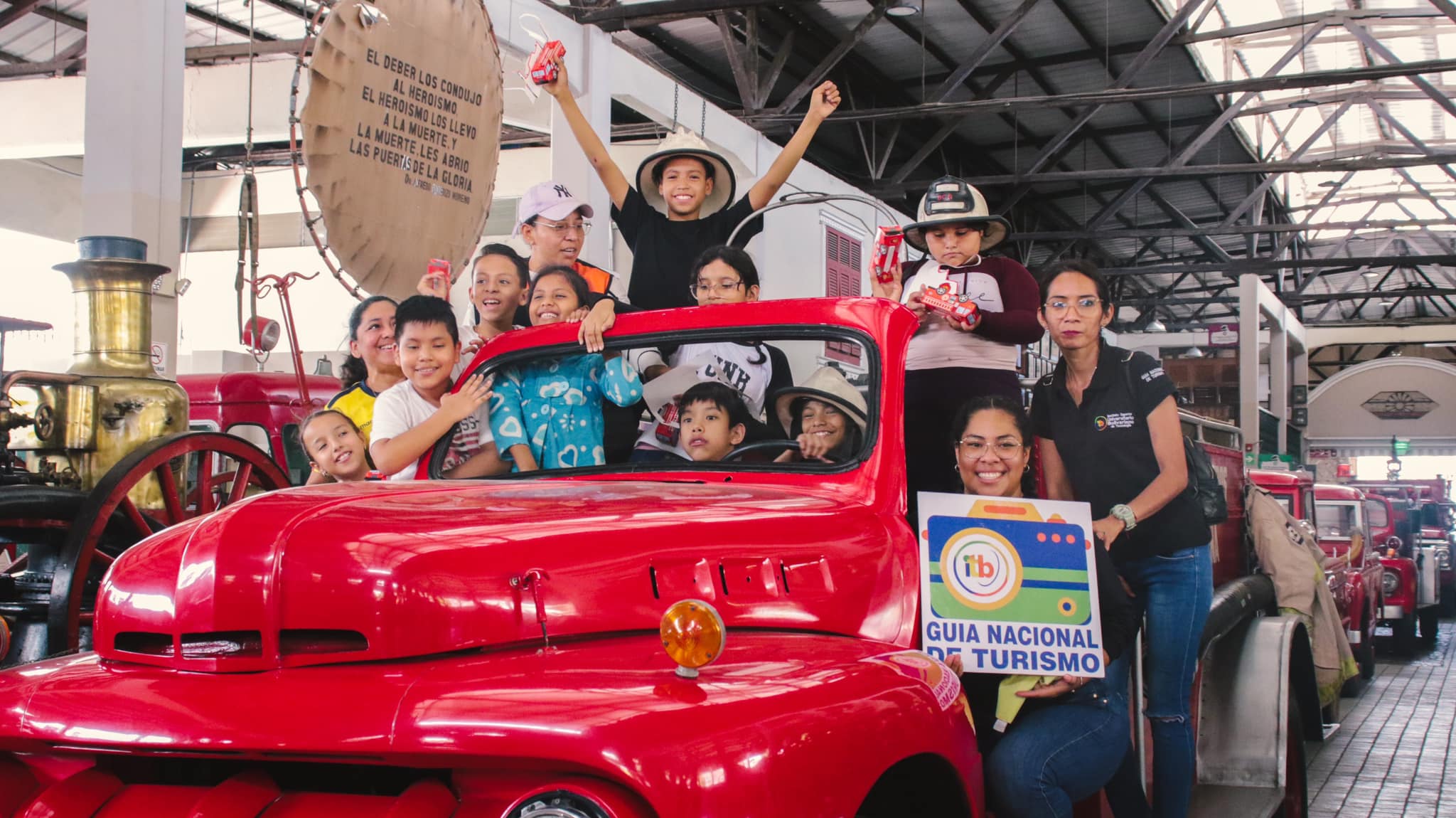 Estudiantes de Turismo guían a niños en su visita al Museo de los Bomberos
