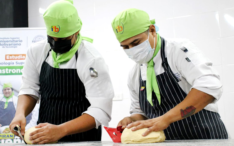  Estudiantes de Gastronomía conmemoran la Independencia de Guayaquil con una Fiesta de Sabores.